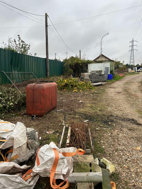 Nettoyage et débarras extérieur d'une zone de stockage par notre entreprise sur Rouen 76 en Seine Maritime