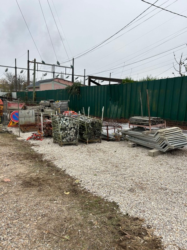 Nettoyage et débarras extérieur d'une zone de stockage par notre entreprise sur Rouen 76 en Seine Maritime
