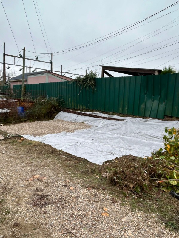 Nettoyage et débarras extérieur d'une zone de stockage par notre entreprise sur Rouen 76 en Seine Maritime