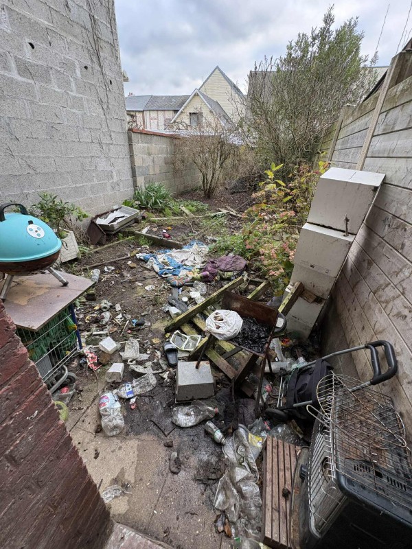 Débarras d'une cour encombrée a Grand Quevilly: entreprise de nettoyage et de débarras