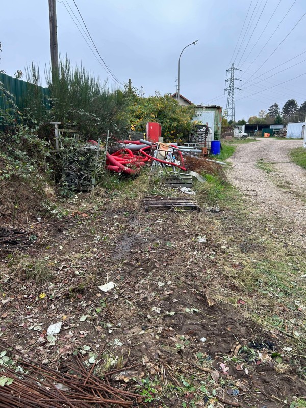 Nettoyage et débarras extérieur d'une zone de stockage par notre entreprise sur Rouen 76 en Seine Maritime