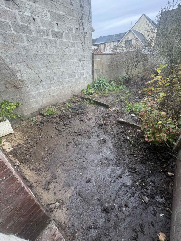 Débarras d'une cour encombrée a Grand Quevilly: entreprise de nettoyage et de débarras