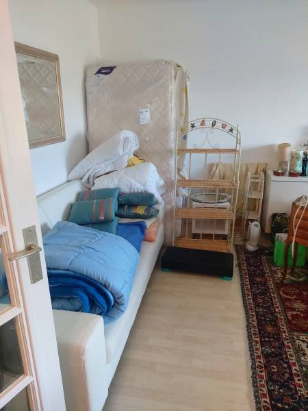 Chambre avant débarras – matelas, linge de lit et étagères à évacuer par l'équipe MH2B