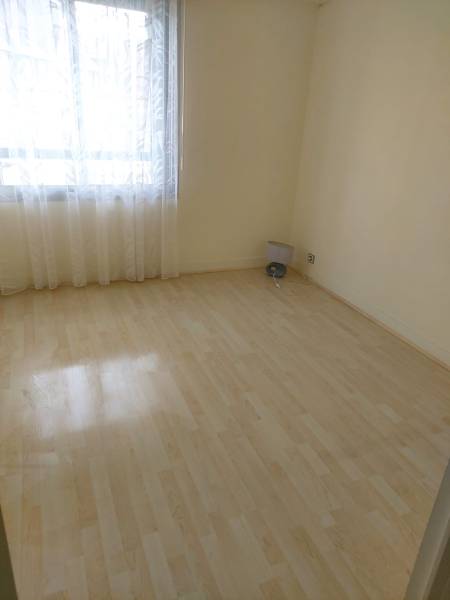 Chambre entièrement vidée après intervention MH2B – pièce propre et dégagée