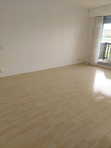 Vue depuis le salon après intervention MH2B – logement entièrement libéré, prêt pour remise des clés à Deauville