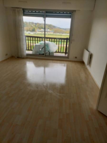 Salon après débarras complet – parquet dégagé, appartement rendu vide avant midi