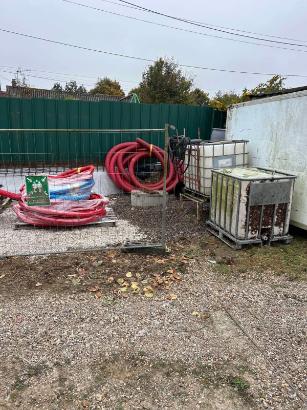 Nettoyage et débarras extérieur d'une zone de stockage par notre entreprise sur Rouen 76 en Seine Maritime