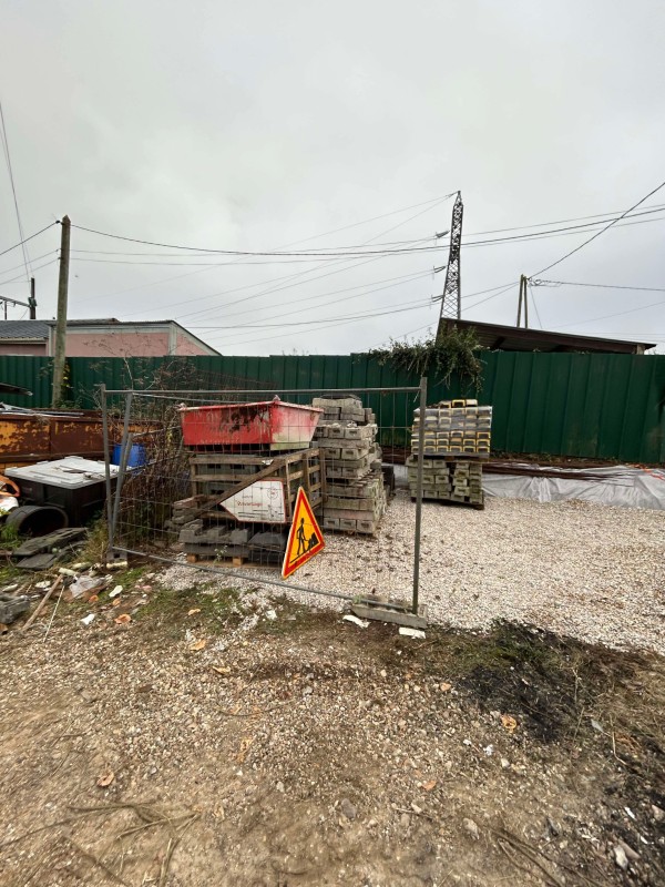 Nettoyage et débarras extérieur d'une zone de stockage par notre entreprise sur Rouen 76 en Seine Maritime