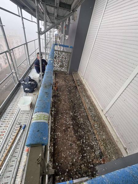 Société pour le nettoyage d'un balcon d'un appartement à cause des fientes de pigeons sur Barentin près de Rouen 76