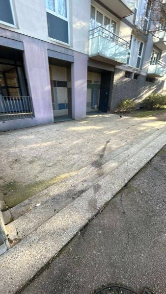 Entreprise de nettoyage sur Rouen 76 : Décapage et nettoyage d'une dalle avec karcher devant un immeuble d'un bailleur social