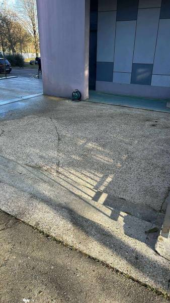 Entreprise de nettoyage sur Rouen 76 : Décapage et nettoyage d'une dalle avec karcher devant un immeuble d'un bailleur social
