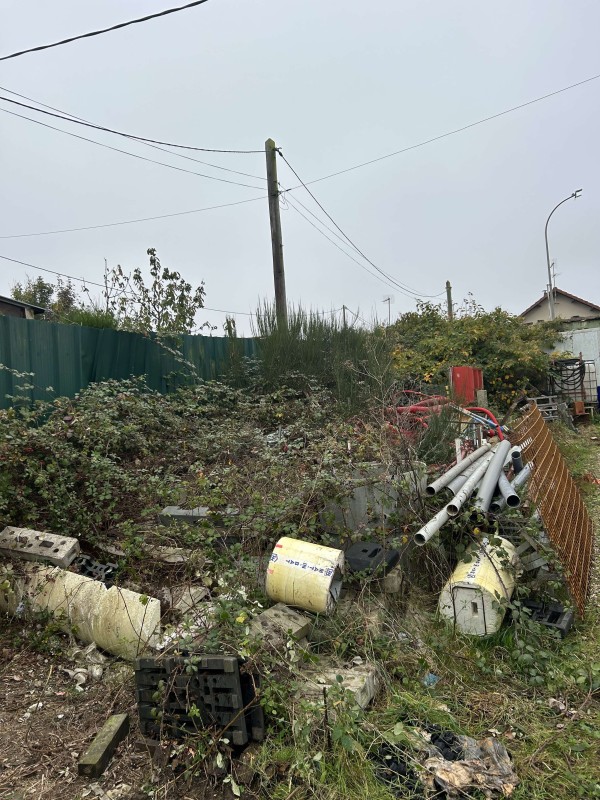 Nettoyage et débarras extérieur d'une zone de stockage par notre entreprise sur Rouen 76 en Seine Maritime