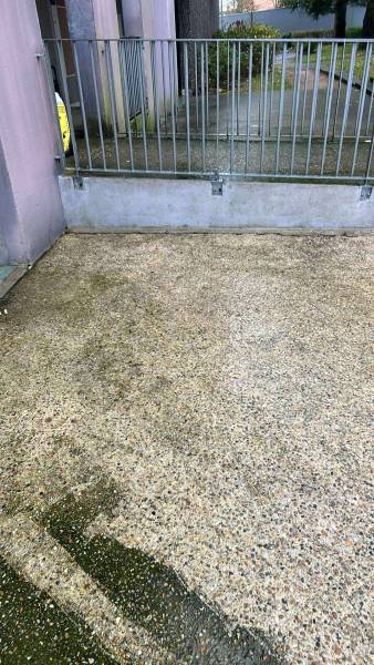 Entreprise de nettoyage sur Rouen 76 : Décapage et nettoyage d'une dalle avec karcher devant un immeuble d'un bailleur social