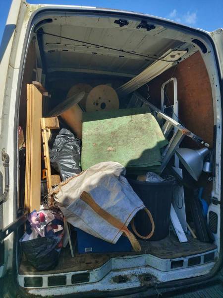 Débarras d'un garage pour mise en déchetterie par notre entreprise suite validation d'un devis sur Pavilly près de Rouen 76