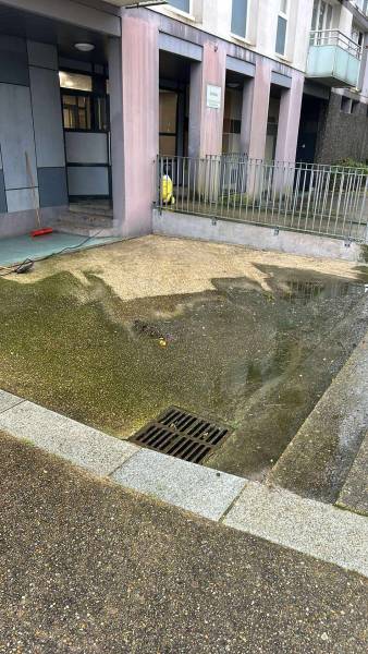 Entreprise de nettoyage sur Rouen 76 : Décapage et nettoyage d'une dalle avec karcher devant un immeuble d'un bailleur social